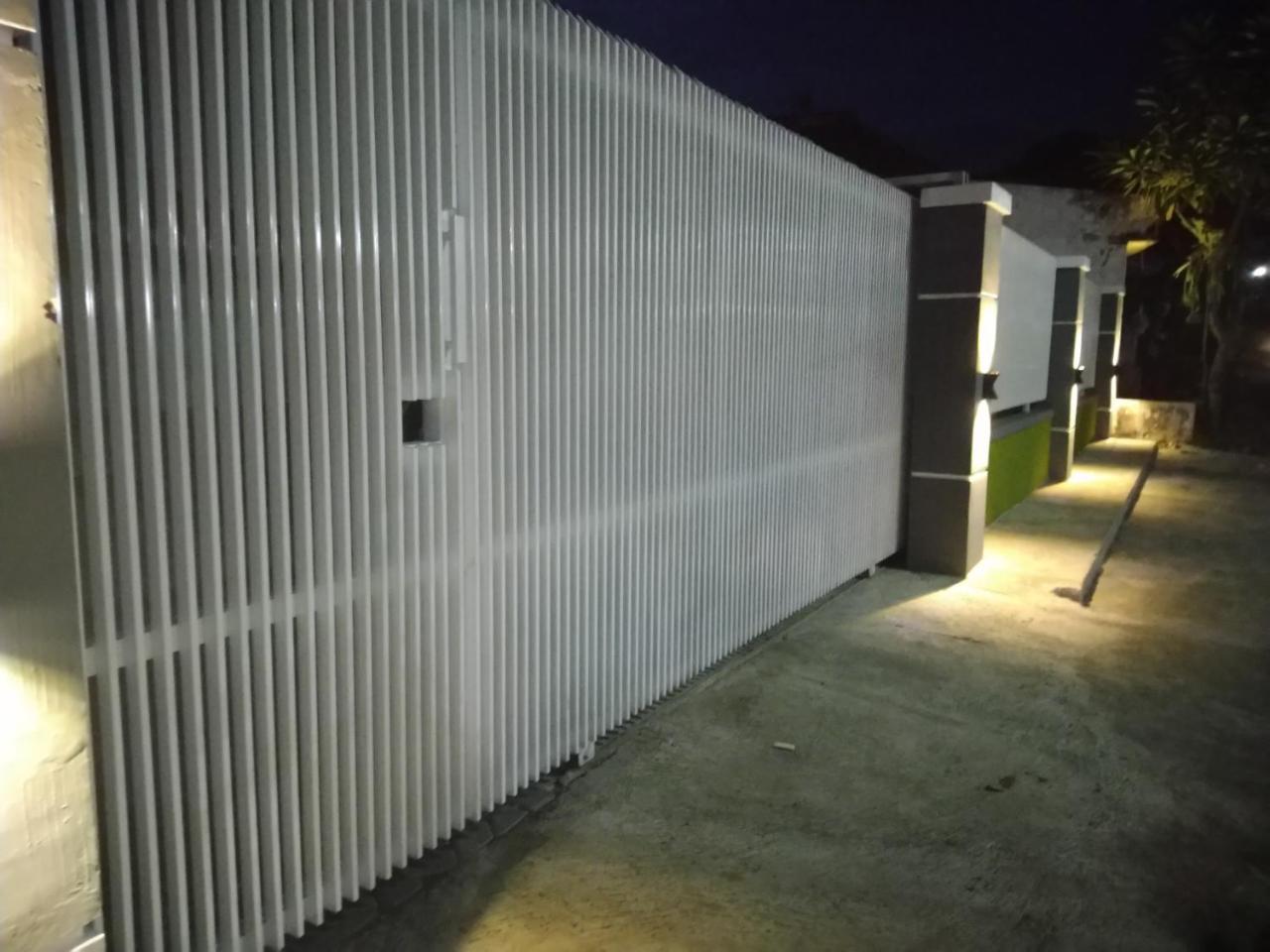 R3 ブラウィジャヤ ホームステイ バニュワンギ エクステリア 写真